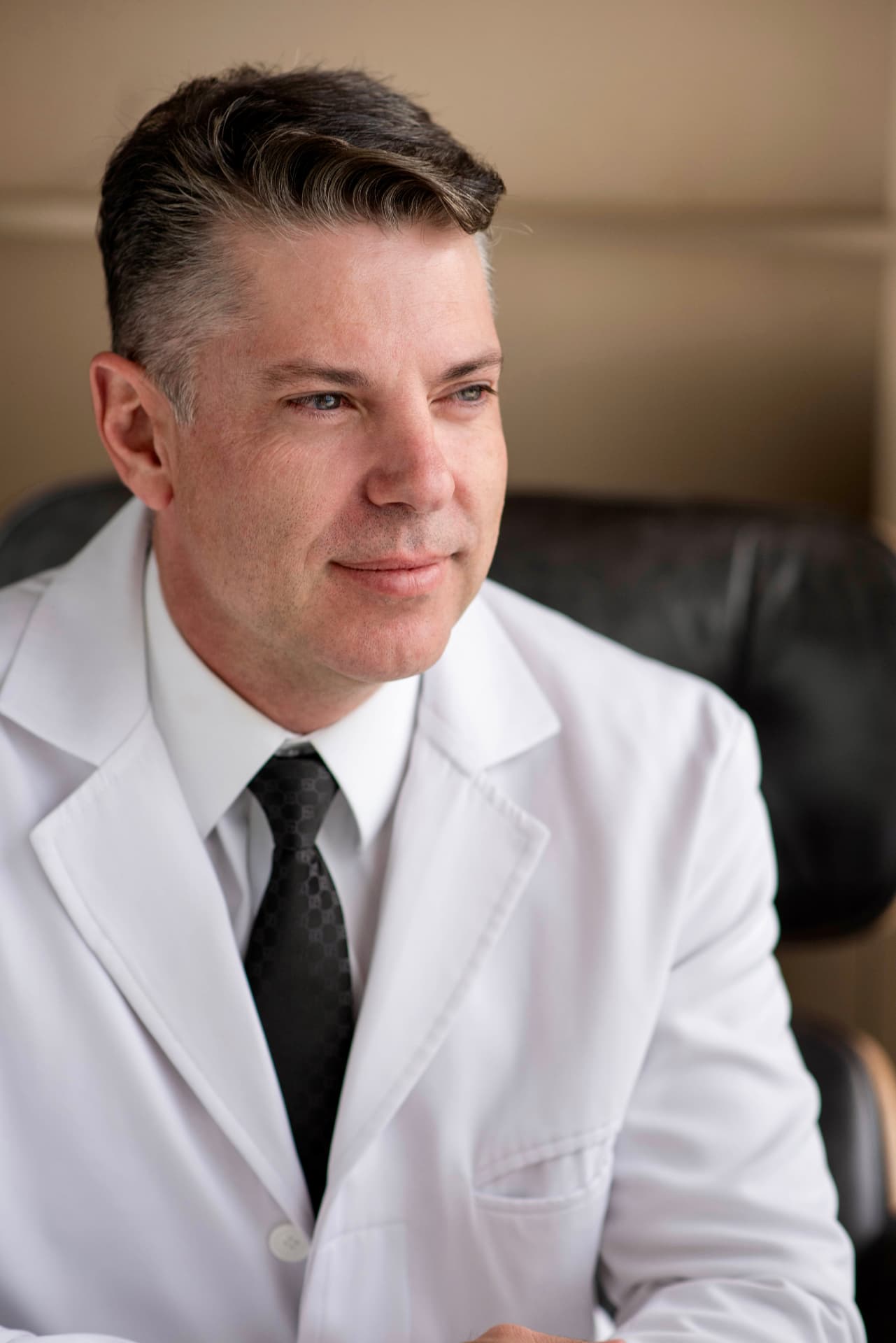 Retrato do Dr. Fernando Bastos, médico CRM-RS 26190, em jaleco branco.